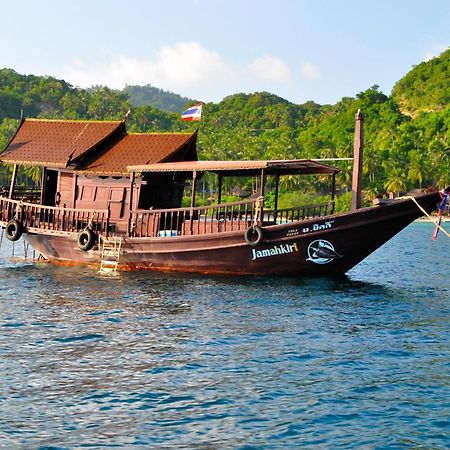 Jamahkiri Dive Resort & Spa Ko Tao Exterior foto A Thai longtail boat