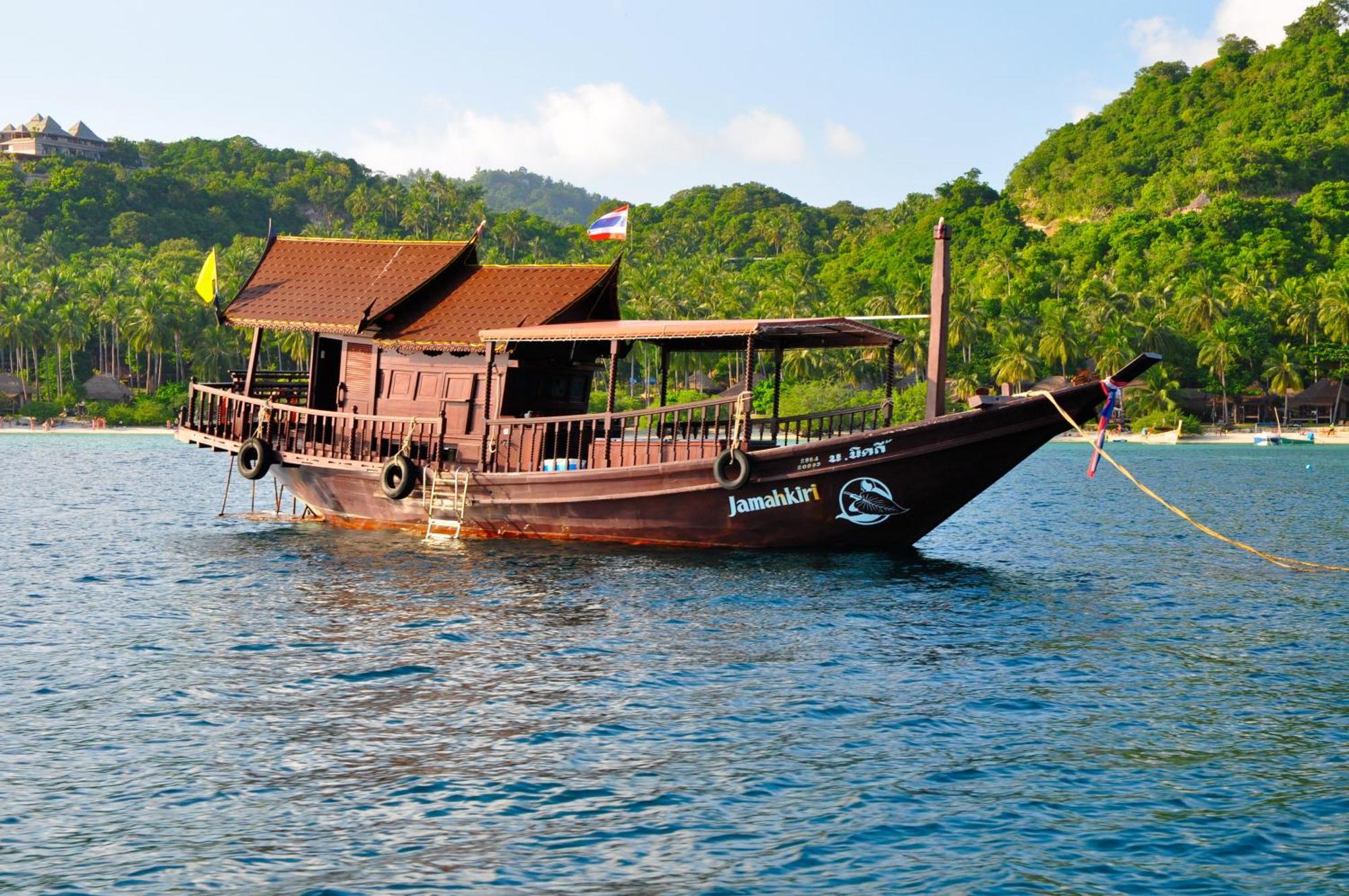Jamahkiri Dive Resort & Spa Ko Tao Exterior foto A Thai longtail boat