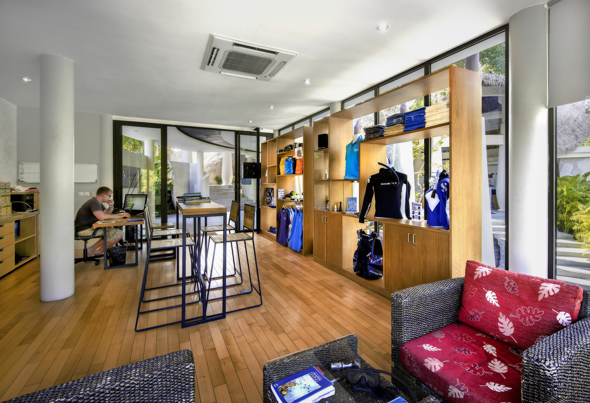 Jamahkiri Dive Resort & Spa Ko Tao Exterior foto The interior of the club shop at the training centre